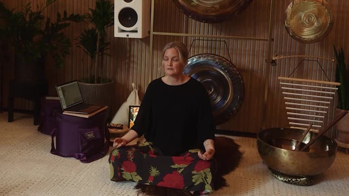 Sala de meditación tranquila en Sacred Society Denver Highlands