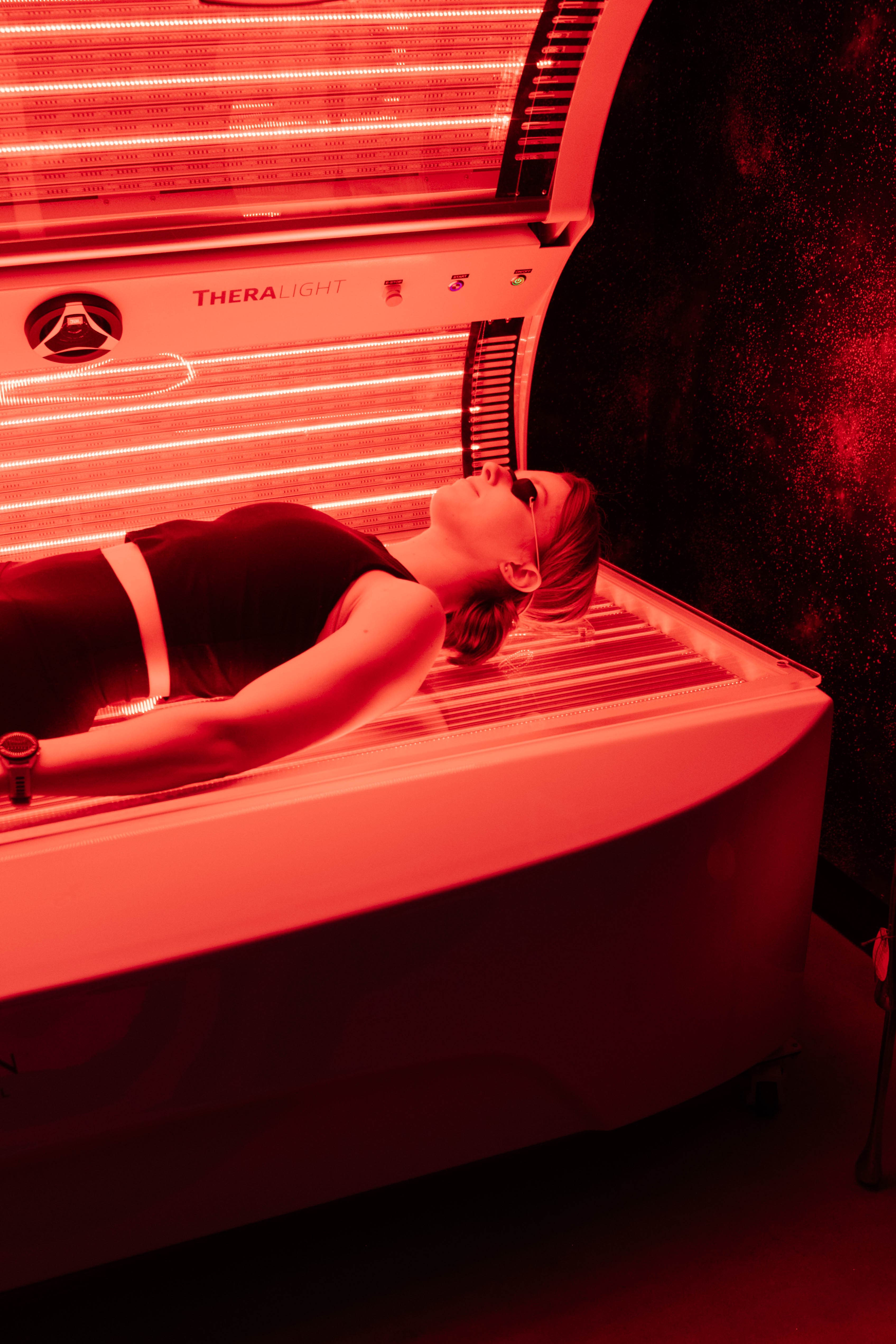 Persona recibiendo terapia de luz roja en la cama TheraLight