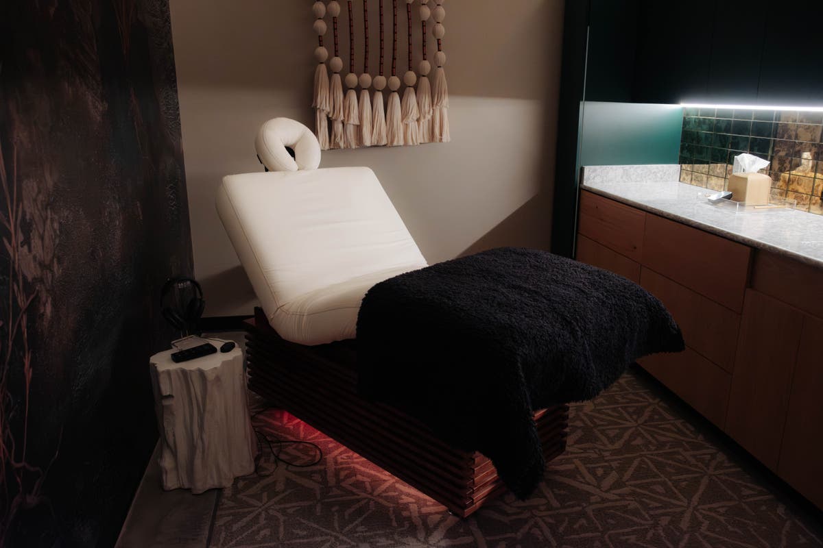 Vibroacoustic therapy bed with sound equipment